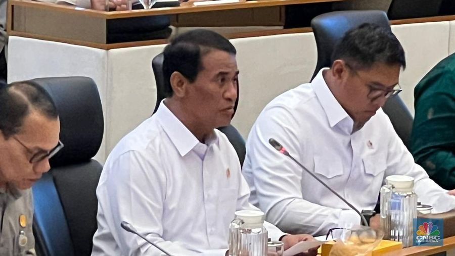 Menteri Pertanian (Mentan) Amran Sulaiman dalam Rapat Kerja bersama Komisi IV DPR RI di kompleks parlemen, Jakarta, Kamis (21/8/2025). (CNBC Indonesia/Martyasari Rizky)