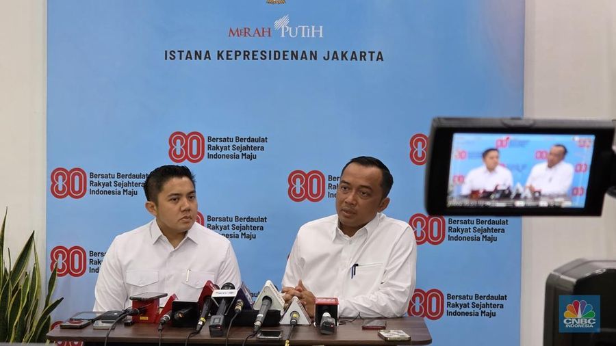 Menteri Sekretaris Negara, Prasetyo Hadi (Kanan) didampingi oleh Sekretaris Kabinet Teddy Indrawijaya buka suara mengenai penangkapan Wakil Menteri Ketenagakerjaan Immanuel Ebenezer Gerungan yang biasa dipanggil Noel oleh Komisi Pemberantasan Korupsi (KPK) saat di kompleks Istana Kepresidenan, Kamis (21/8/2025). (CNBC Indonesia/Emir Yanwardhana)