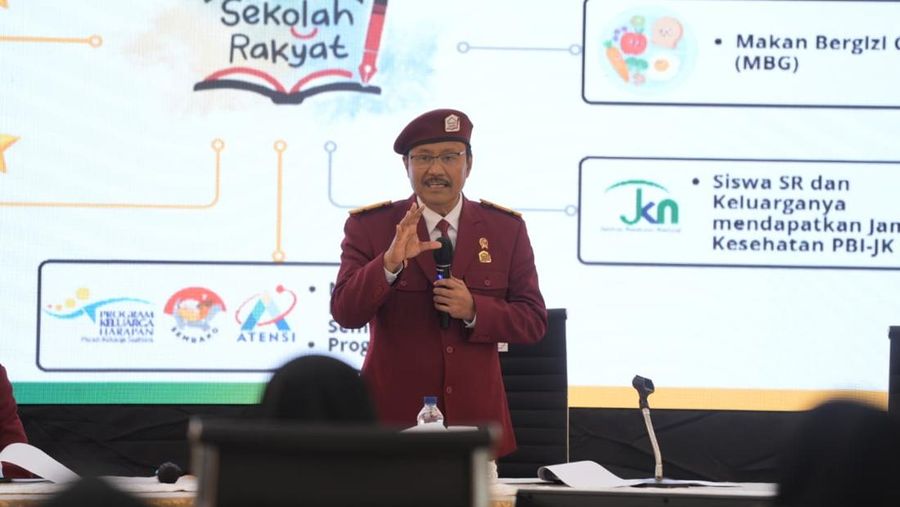 Menteri Sosial Saifullah Yusuf atau Gus Ipul saat memberi pembekalan Kepala Sekolah dan Guru Sekolah Rakyat di Pusat Pendidikan, Pelatihan dan Pengembangan Profesi (Pusdiklatbangprof) Kemensos RI, Cilandak, Jakarta Selatan, Selasa (19/8/2025).