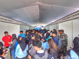 Wajah Penuh Asa Indri Berburu Loker di Job Fair Bandung