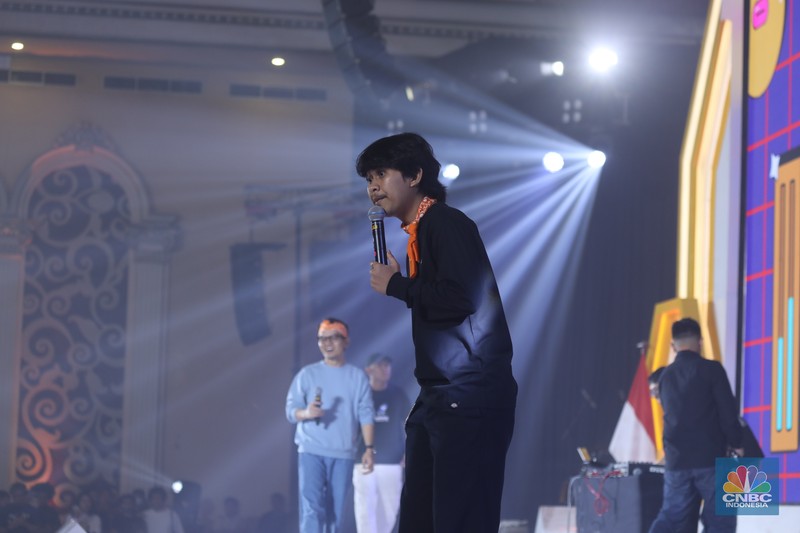 Keseruan penonton saat menyaksikan penampilan grup komedi Agak Laen dalam acara LPS FInancial Festival 2025 di Regale International Convention Center, Medan, Sumatera Utara, Kamis (21/8/2025). (CNBC Indonesia/Tri Susilo) Keseruan penonton saat menyaksikan penampilan grup komedi Agak Laen dalam acara LPS FInancial Festival 2025 di Regale International Convention Center, Medan, Sumatera Utara, Kamis (21/8/2025). (CNBC Indonesia/Tri Susilo)