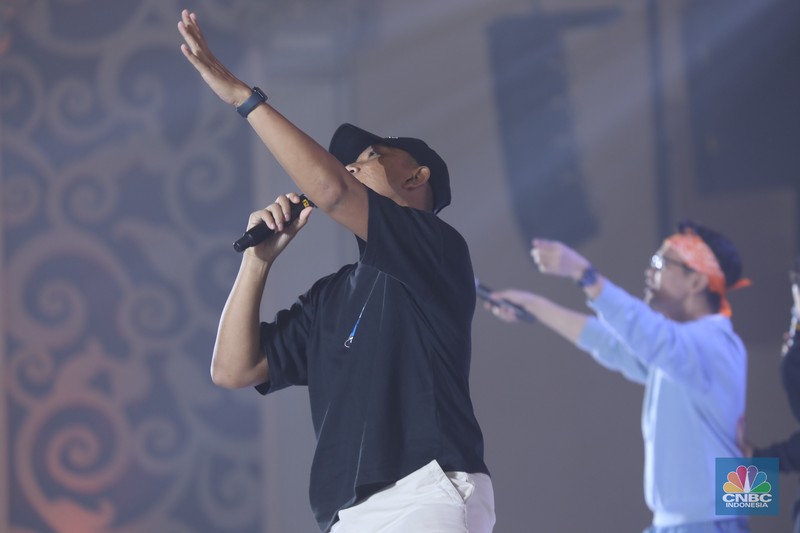 Keseruan penonton saat menyaksikan penampilan grup komedi Agak Laen dalam acara LPS FInancial Festival 2025 di Regale International Convention Center, Medan, Sumatera Utara, Kamis (21/8/2025). (CNBC Indonesia/Tri Susilo)