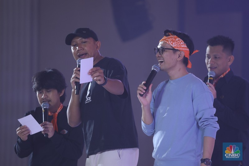 Keseruan penonton saat menyaksikan penampilan grup komedi Agak Laen dalam acara LPS FInancial Festival 2025 di Regale International Convention Center, Medan, Sumatera Utara, Kamis (21/8/2025). (CNBC Indonesia/Tri Susilo)