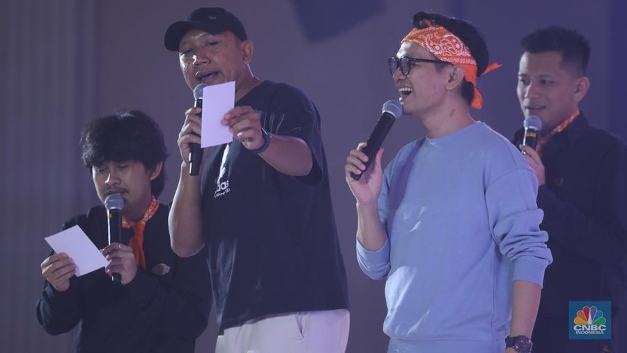 Keseruan penonton saat menyaksikan penampilan grup komedi Agak Laen dalam acara LPS FInancial Festival 2025 di Regale International Convention Center, Medan, Sumatera Utara, Kamis (21/8/2025). (CNBC Indonesia/Tri Susilo)