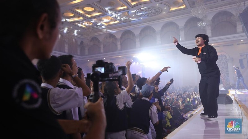Keseruan penonton saat menyaksikan penampilan grup komedi Agak Laen dalam acara LPS FInancial Festival 2025 di Regale International Convention Center, Medan, Sumatera Utara, Kamis (21/8/2025). (CNBC Indonesia/Tri Susilo)