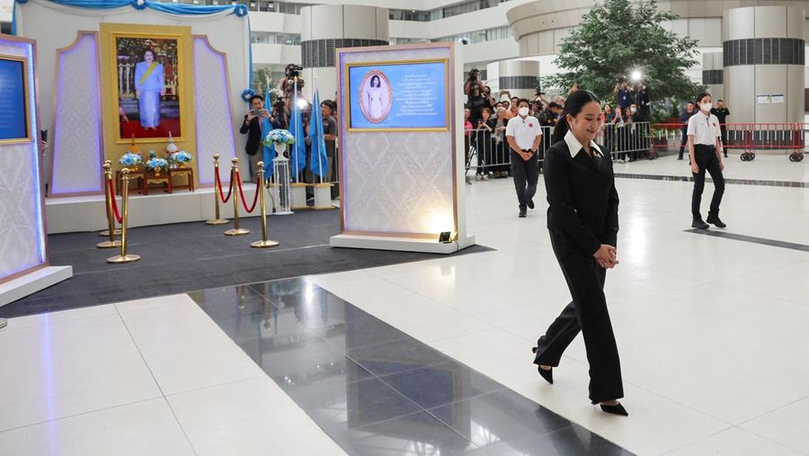 Perdana Menteri Thailand yang sedang menjalani masa skorsing, Paetongtarn Shinawatra, tiba di Mahkamah Konstitusi untuk memberikan kesaksian dalam kasus etik tingkat tinggi, menyusul bocornya percakapan telepon antara dirinya dan mantan pemimpin Kamboja Hun Sen, di Bangkok, Thailand, 21 Agustus 2025. (REUTERS/Athit Perawongmetha)