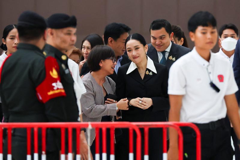 Perdana Menteri Thailand yang sedang menjalani masa skorsing, Paetongtarn Shinawatra, tiba di Mahkamah Konstitusi untuk memberikan kesaksian dalam kasus etik tingkat tinggi, menyusul bocornya percakapan telepon antara dirinya dan mantan pemimpin Kamboja Hun Sen, di Bangkok, Thailand, 21 Agustus 2025. (REUTERS/Athit Perawongmetha)