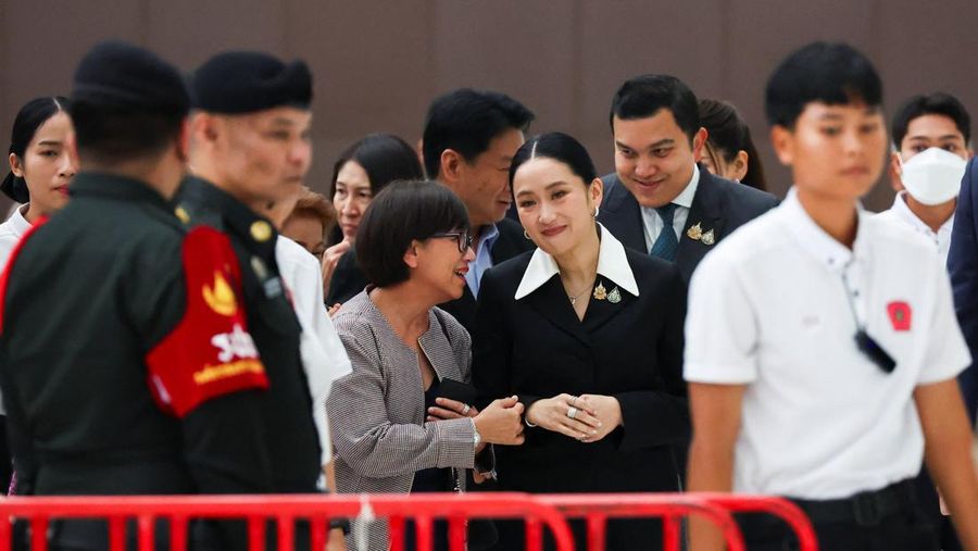 Perdana Menteri Thailand yang sedang menjalani masa skorsing, Paetongtarn Shinawatra, tiba di Mahkamah Konstitusi untuk memberikan kesaksian dalam kasus etik tingkat tinggi, menyusul bocornya percakapan telepon antara dirinya dan mantan pemimpin Kamboja Hun Sen, di Bangkok, Thailand, 21 Agustus 2025. (REUTERS/Athit Perawongmetha)