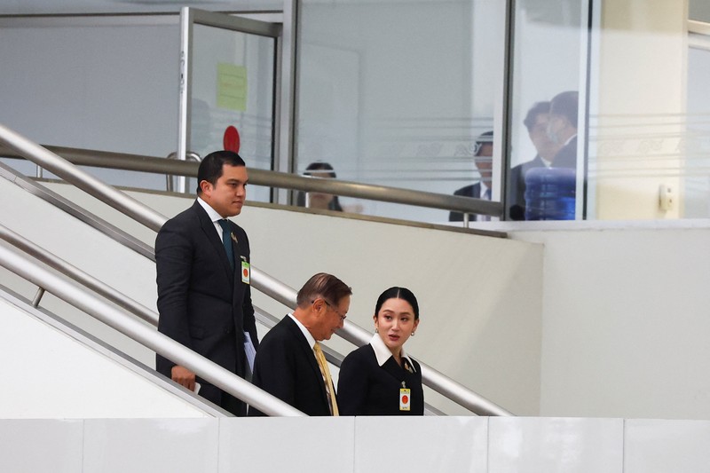 Perdana Menteri Thailand yang sedang menjalani masa skorsing, Paetongtarn Shinawatra, tiba di Mahkamah Konstitusi untuk memberikan kesaksian dalam kasus etik tingkat tinggi, menyusul bocornya percakapan telepon antara dirinya dan mantan pemimpin Kamboja Hun Sen, di Bangkok, Thailand, 21 Agustus 2025. (REUTERS/Athit Perawongmetha)
