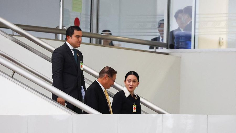 Perdana Menteri Thailand yang sedang menjalani masa skorsing, Paetongtarn Shinawatra, tiba di Mahkamah Konstitusi untuk memberikan kesaksian dalam kasus etik tingkat tinggi, menyusul bocornya percakapan telepon antara dirinya dan mantan pemimpin Kamboja Hun Sen, di Bangkok, Thailand, 21 Agustus 2025. (REUTERS/Athit Perawongmetha)
