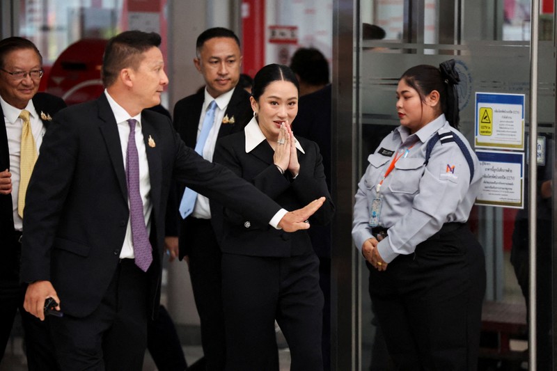 Perdana Menteri Thailand yang sedang menjalani masa skorsing, Paetongtarn Shinawatra, tiba di Mahkamah Konstitusi untuk memberikan kesaksian dalam kasus etik tingkat tinggi, menyusul bocornya percakapan telepon antara dirinya dan mantan pemimpin Kamboja Hun Sen, di Bangkok, Thailand, 21 Agustus 2025. (REUTERS/Athit Perawongmetha)