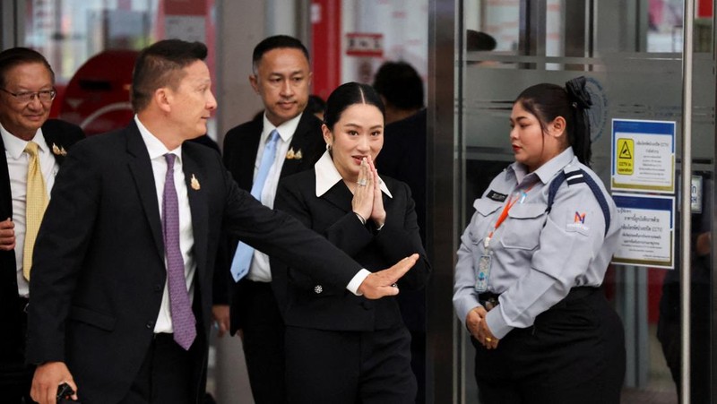 Perdana Menteri Thailand yang sedang menjalani masa skorsing, Paetongtarn Shinawatra, tiba di Mahkamah Konstitusi untuk memberikan kesaksian dalam kasus etik tingkat tinggi, menyusul bocornya percakapan telepon antara dirinya dan mantan pemimpin Kamboja Hun Sen, di Bangkok, Thailand, 21 Agustus 2025. (REUTERS/Athit Perawongmetha)