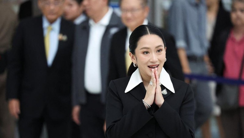 Perdana Menteri Thailand yang sedang menjalani masa skorsing, Paetongtarn Shinawatra, tiba di Mahkamah Konstitusi untuk memberikan kesaksian dalam kasus etik tingkat tinggi, menyusul bocornya percakapan telepon antara dirinya dan mantan pemimpin Kamboja Hun Sen, di Bangkok, Thailand, 21 Agustus 2025. (REUTERS/Athit Perawongmetha)