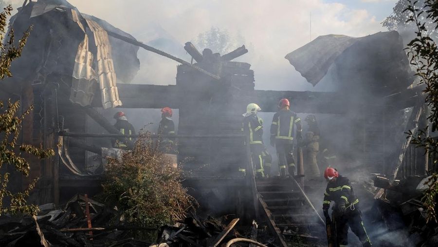 Petugas pemadam kebakaran bekerja di lokasi serangan rudal Rusia, di tengah serangan Rusia terhadap Ukraina, di desa Sknyliv di pinggiran Lviv, Ukraina, 21 Agustus 2025. (REUTERS/Roman Baluk)