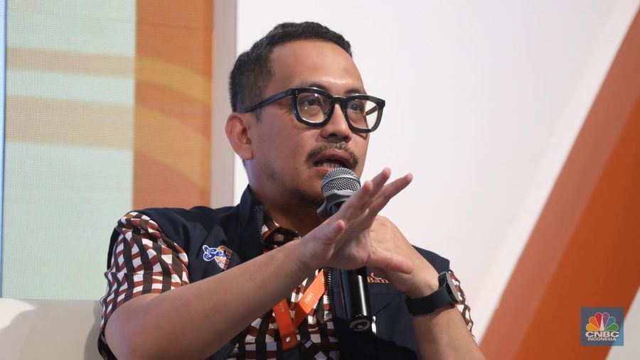 Pimpinan Bidang Marketing Comunication Bank Sumut, Hendy Arief menyampaikan pemaparan saat kelas edukasi dalam acara LPS FInancial Festival 2025 di Regale International Convention Center, Medan, Sumatera Utara, Kamis (21/8/2025). (CNBC Indonesia/Tri Susilo)