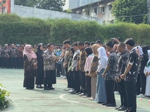 Pramono Serahkan 1.897 Ijazah Pelajar DKI yang Tertahan gegara Biaya