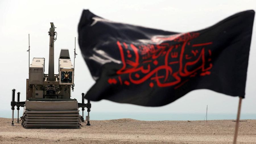 Sebuah rudal Iran diluncurkan selama latihan militer di lokasi yang dirahasiakan di Iran, Rabu (20/8/2025). (Iranian Army/WANA /Handout via REUTERS)
