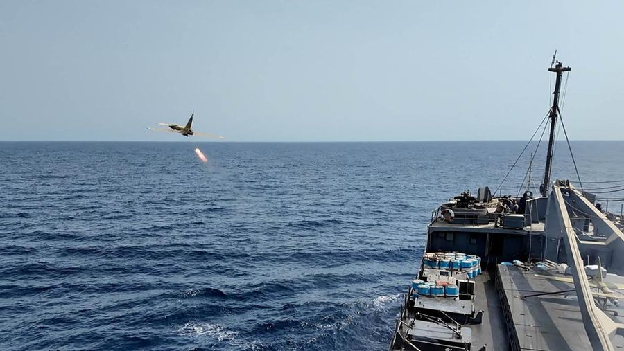 Sebuah rudal Iran diluncurkan selama latihan militer di lokasi yang dirahasiakan di Iran, Rabu (20/8/2025). (Iranian Army/WANA /Handout via REUTERS)