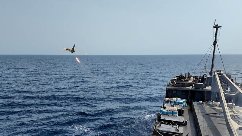Sebuah rudal Iran diluncurkan selama latihan militer di lokasi yang dirahasiakan di Iran, Rabu (20/8/2025). (Iranian Army/WANA /Handout via REUTERS)