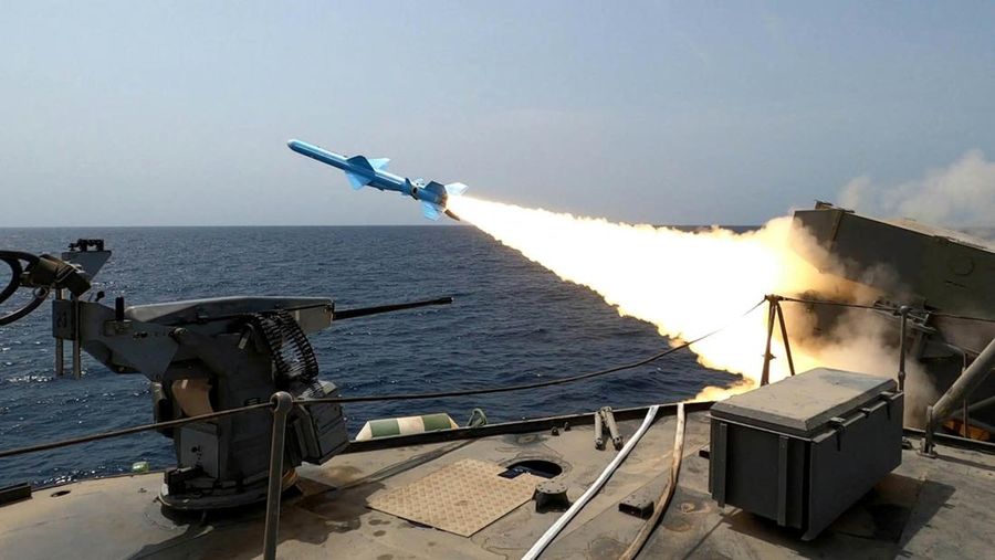 Sebuah rudal Iran diluncurkan selama latihan militer di lokasi yang dirahasiakan di Iran, Rabu (20/8/2025). (Iranian Army/WANA /Handout via REUTERS)