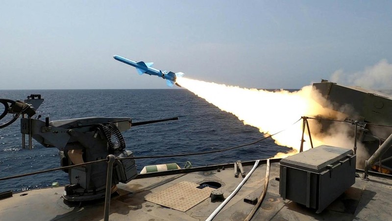 Sebuah rudal Iran diluncurkan selama latihan militer di lokasi yang dirahasiakan di Iran, Rabu (20/8/2025). (Iranian Army/WANA /Handout via REUTERS)