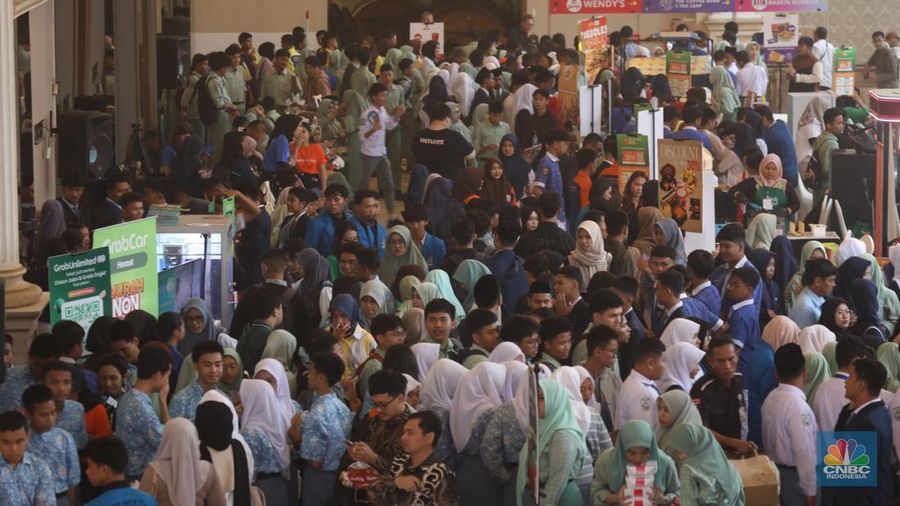 Suasana keramaian pameran booth makanan dalam acara LPS FInancial Festival 2025 di Regale International Convention Center, Medan, Sumatera Utara, Kamis (21/8/2025). (CNBC Indonesia/Tri Susilo)