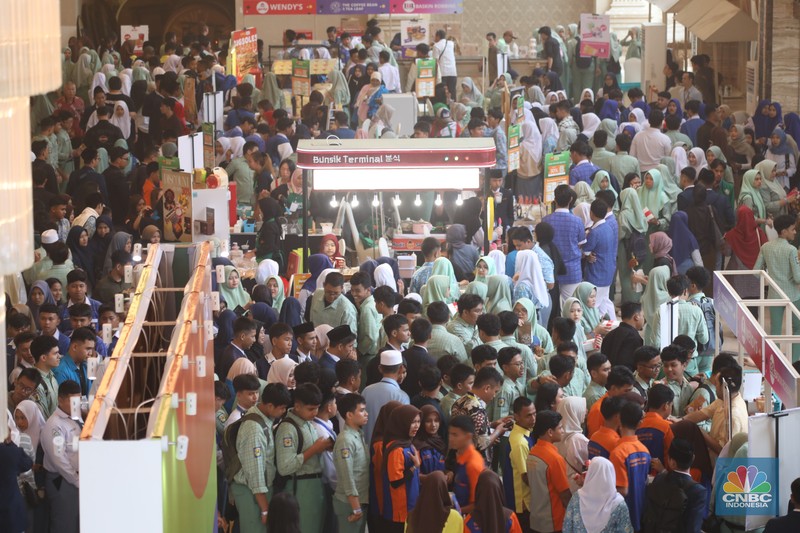 Suasana keramaian pameran booth makanan dalam acara LPS FInancial Festival 2025 di Regale International Convention Center, Medan, Sumatera Utara, Kamis (21/8/2025). (CNBC Indonesia/Tri Susilo)