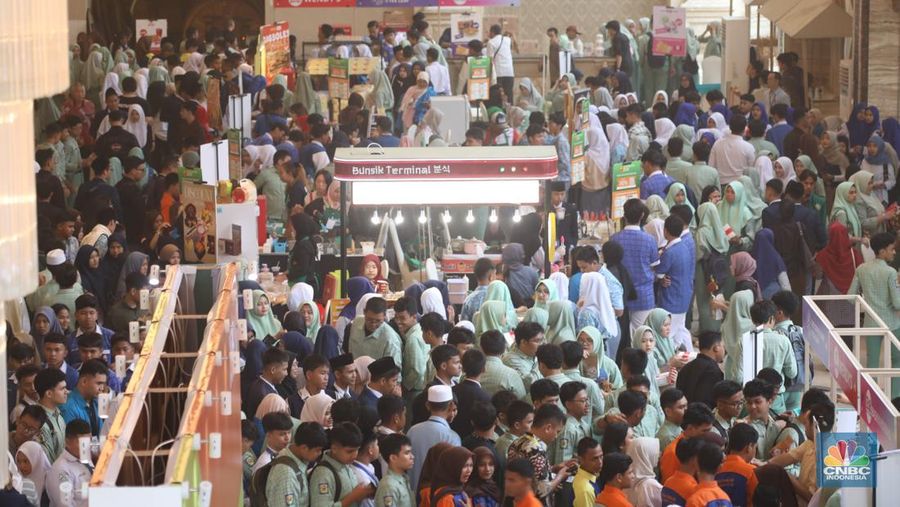 Suasana keramaian pameran booth makanan dalam acara LPS FInancial Festival 2025 di Regale International Convention Center, Medan, Sumatera Utara, Kamis (21/8/2025). (CNBC Indonesia/Tri Susilo)