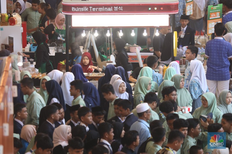 Suasana keramaian pameran booth makanan dalam acara LPS FInancial Festival 2025 di Regale International Convention Center, Medan, Sumatera Utara, Kamis (21/8/2025). (CNBC Indonesia/Tri Susilo)
