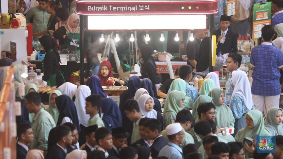 Suasana keramaian pameran booth makanan dalam acara LPS FInancial Festival 2025 di Regale International Convention Center, Medan, Sumatera Utara, Kamis (21/8/2025). (CNBC Indonesia/Tri Susilo)