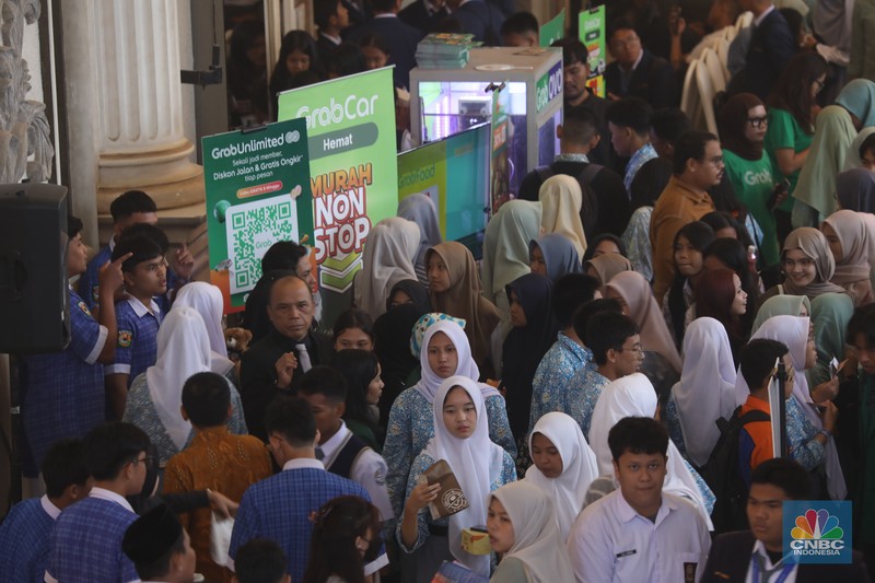 Suasana keramaian pameran booth makanan dalam acara LPS FInancial Festival 2025 di Regale International Convention Center, Medan, Sumatera Utara, Kamis (21/8/2025). (CNBC Indonesia/Tri Susilo)