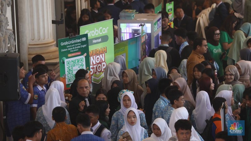Suasana keramaian pameran booth makanan dalam acara LPS FInancial Festival 2025 di Regale International Convention Center, Medan, Sumatera Utara, Kamis (21/8/2025). (CNBC Indonesia/Tri Susilo)