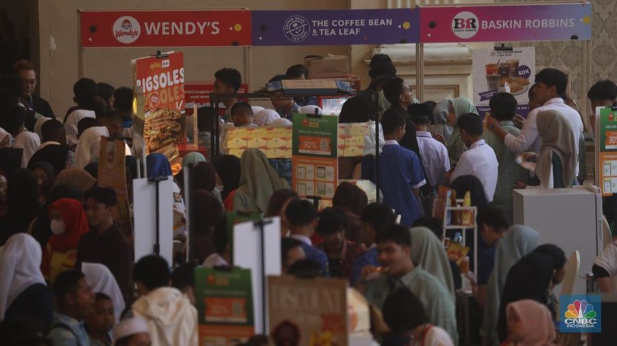 Suasana keramaian pameran booth makanan dalam acara LPS FInancial Festival 2025 di Regale International Convention Center, Medan, Sumatera Utara, Kamis (21/8/2025). (CNBC Indonesia/Tri Susilo)