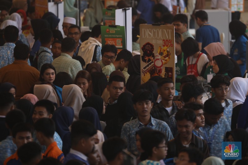 Suasana keramaian pameran booth makanan dalam acara LPS FInancial Festival 2025 di Regale International Convention Center, Medan, Sumatera Utara, Kamis (21/8/2025). (CNBC Indonesia/Tri Susilo)