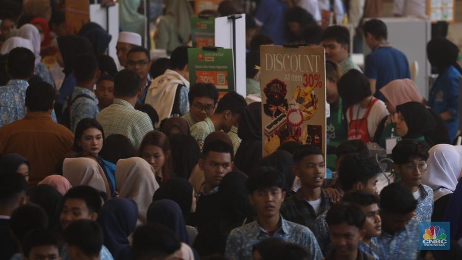 Suasana keramaian pameran booth makanan dalam acara LPS FInancial Festival 2025 di Regale International Convention Center, Medan, Sumatera Utara, Kamis (21/8/2025). (CNBC Indonesia/Tri Susilo)