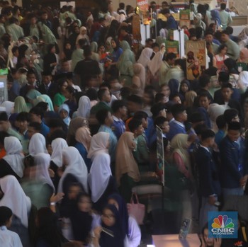 Penuh! Potret Pengunjung Ramaikan Booth Makanan LPS Financial Festival