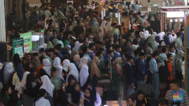 Penuh! Potret Pengunjung Ramaikan Booth Makanan LPS Financial Festival