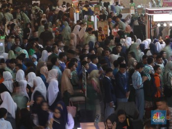Penuh! Potret Pengunjung Ramaikan Booth Makanan LPS Financial Festival