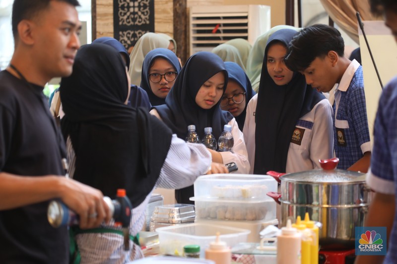Suasana keramaian pameran booth makanan dalam acara LPS FInancial Festival 2025 di Regale International Convention Center, Medan, Sumatera Utara, Kamis (21/8/2025). (CNBC Indonesia/Tri Susilo)