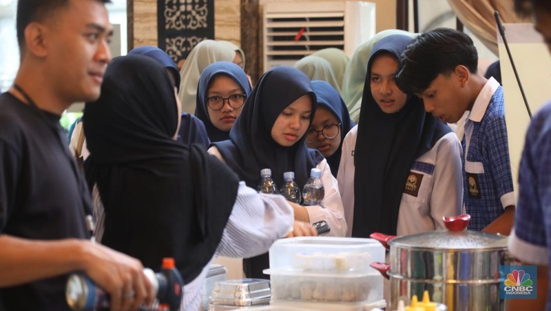 Suasana keramaian pameran booth makanan dalam acara LPS FInancial Festival 2025 di Regale International Convention Center, Medan, Sumatera Utara, Kamis (21/8/2025). (CNBC Indonesia/Tri Susilo)