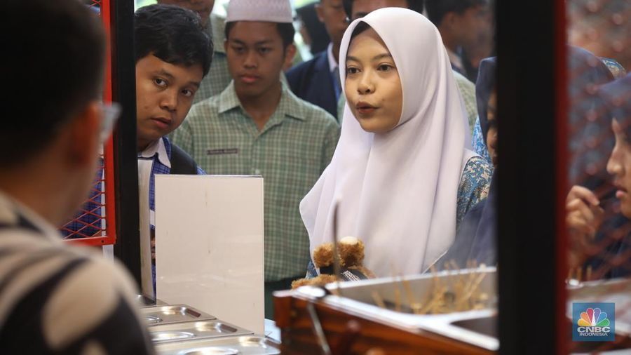 Suasana keramaian pameran booth makanan dalam acara LPS FInancial Festival 2025 di Regale International Convention Center, Medan, Sumatera Utara, Kamis (21/8/2025). (CNBC Indonesia/Tri Susilo)