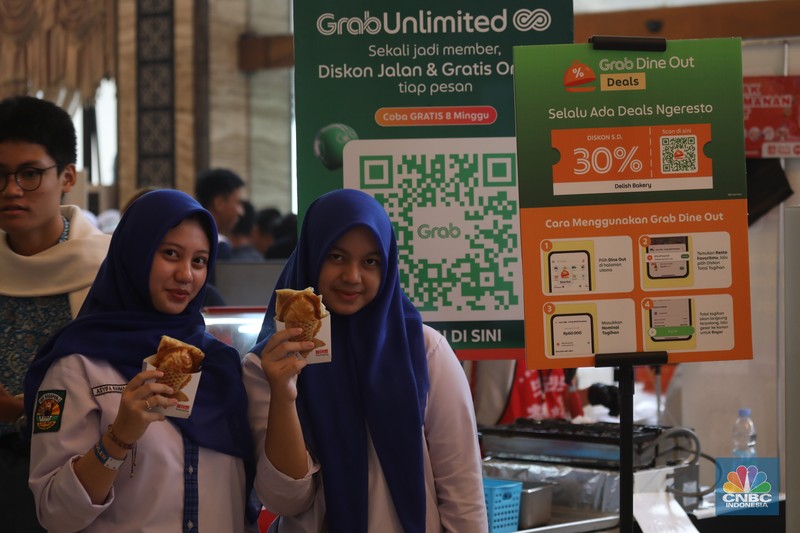 Suasana keramaian pameran booth makanan dalam acara LPS FInancial Festival 2025 di Regale International Convention Center, Medan, Sumatera Utara, Kamis (21/8/2025). (CNBC Indonesia/Tri Susilo)