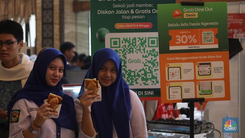 Suasana keramaian pameran booth makanan dalam acara LPS FInancial Festival 2025 di Regale International Convention Center, Medan, Sumatera Utara, Kamis (21/8/2025). (CNBC Indonesia/Tri Susilo)