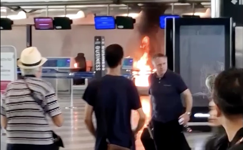 Suasana panik sempat terjadi di Terminal Satu Bandara Malpensa, Milan, Italia, pada Rabu (20/8/2025), setelah kebakaran melanda area check-in. (Tangkapan Layar Video Reuters/FABIOLA GOMES/ NOEMI CARVALHO/ @ASSESSORIALEARDINI VIA INSTAGRAM)