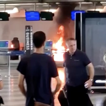 Panik! Detik-Detik Api Berkobar di Terminal Bandara, Warga Berlarian