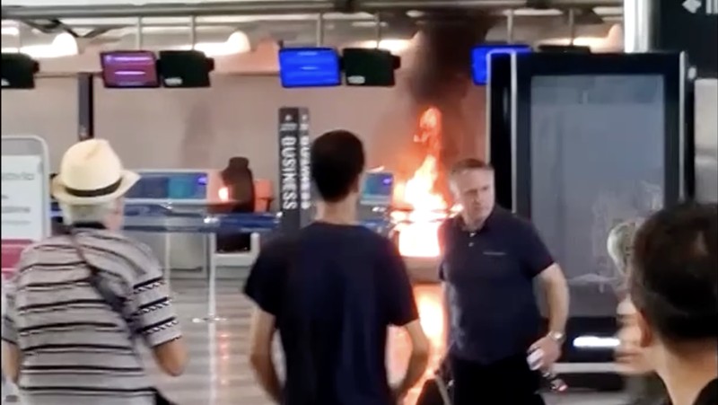 Suasana panik sempat terjadi di Terminal Satu Bandara Malpensa, Milan, Italia, pada Rabu (20/8/2025), setelah kebakaran melanda area check-in. (Tangkapan Layar Video Reuters/FABIOLA GOMES/ NOEMI CARVALHO/ @ASSESSORIALEARDINI VIA INSTAGRAM)