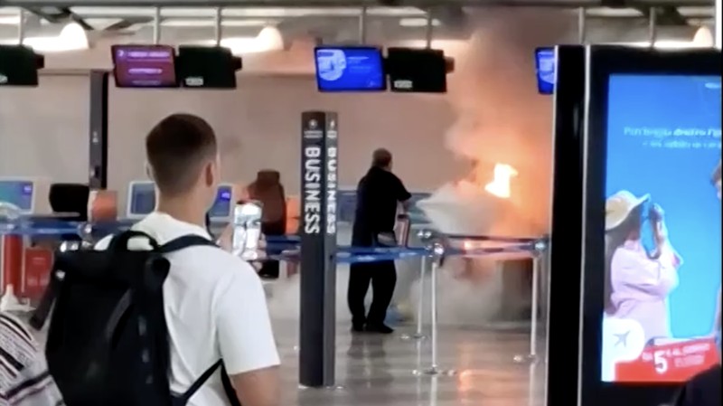 Suasana panik sempat terjadi di Terminal Satu Bandara Malpensa, Milan, Italia, pada Rabu (20/8/2025), setelah kebakaran melanda area check-in. (Tangkapan Layar Video Reuters/FABIOLA GOMES/ NOEMI CARVALHO/ @ASSESSORIALEARDINI VIA INSTAGRAM)