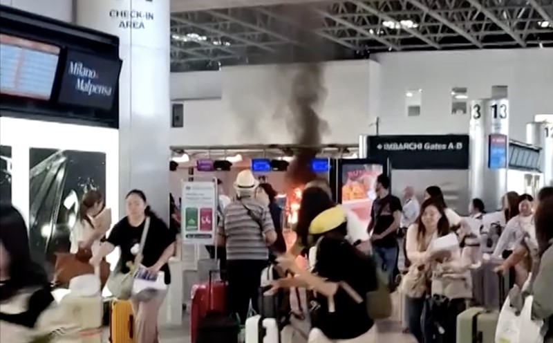 Suasana panik sempat terjadi di Terminal Satu Bandara Malpensa, Milan, Italia, pada Rabu (20/8/2025), setelah kebakaran melanda area check-in. Suasana panik sempat terjadi di Terminal Satu Bandara Malpensa, Milan, Italia, pada Rabu (20/8/2025), setelah kebakaran melanda area check-in. (Tangkapan Layar Video Reuters/FABIOLA GOMES/ NOEMI CARVALHO/ @ASSESSORIALEARDINI VIA INSTAGRAM)