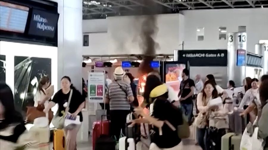 Suasana panik sempat terjadi di Terminal Satu Bandara Malpensa, Milan, Italia, pada Rabu (20/8/2025), setelah kebakaran melanda area check-in. (Tangkapan Layar Video Reuters/FABIOLA GOMES/ NOEMI CARVALHO/ @ASSESSORIALEARDINI VIA INSTAGRAM)