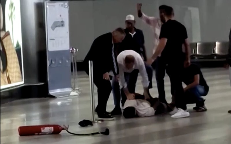 Suasana panik sempat terjadi di Terminal Satu Bandara Malpensa, Milan, Italia, pada Rabu (20/8/2025), setelah kebakaran melanda area check-in. (Tangkapan Layar Video Reuters/FABIOLA GOMES/ NOEMI CARVALHO/ @ASSESSORIALEARDINI VIA INSTAGRAM)